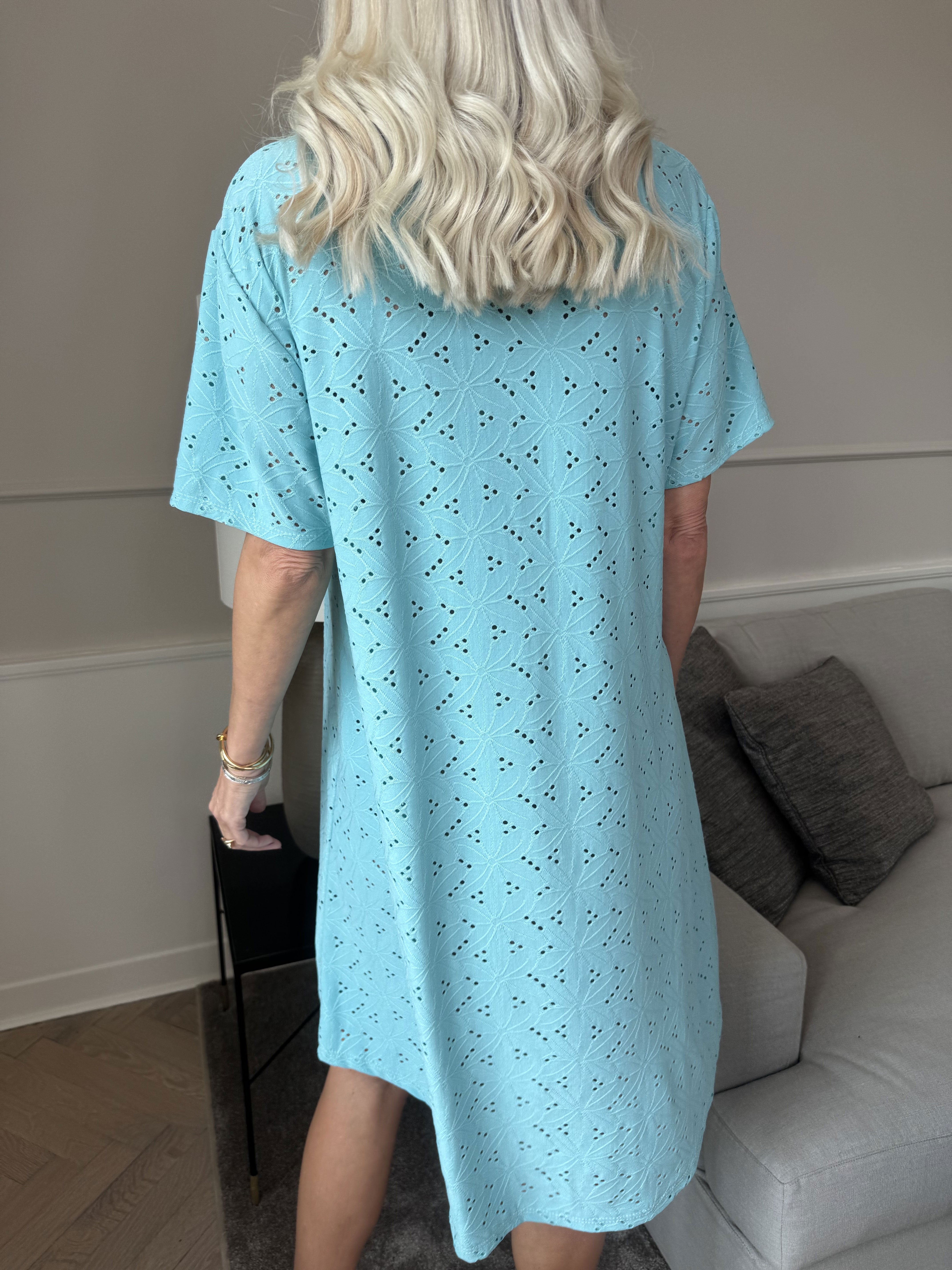 Liba - Blød elastisk kjole i broderie anglaise med lynlås